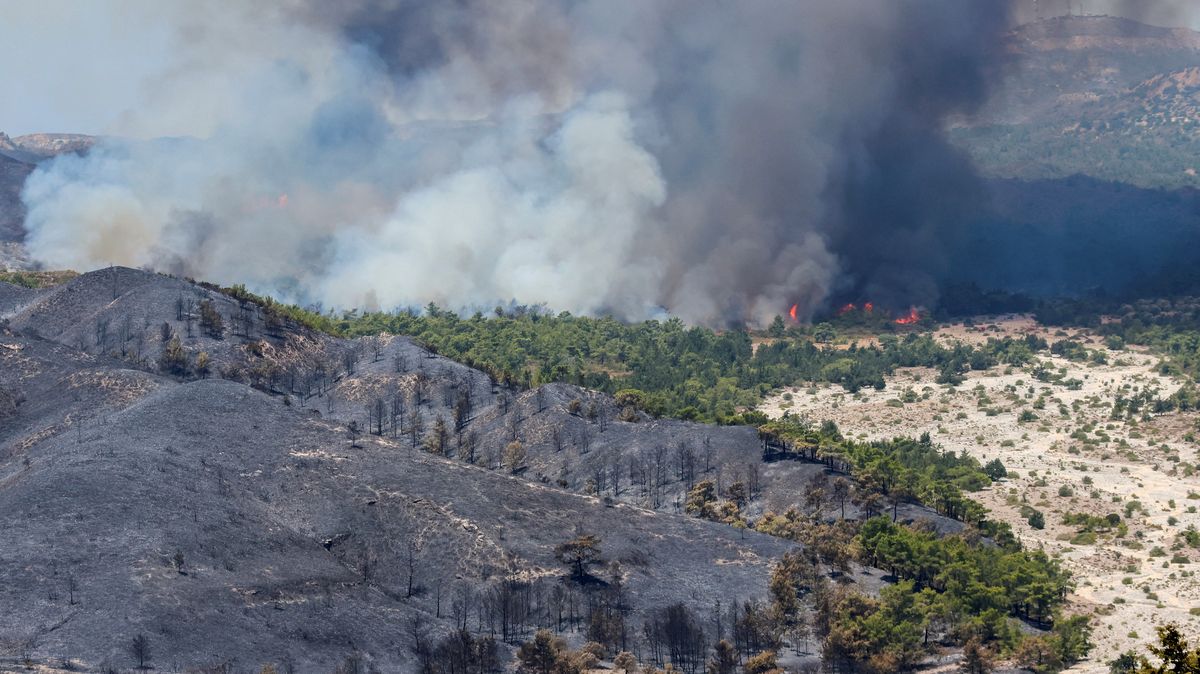 Za evakuaci pobyt zdarma. Řecko zveřejnilo kompenzační program pro turisty zasažené požáry